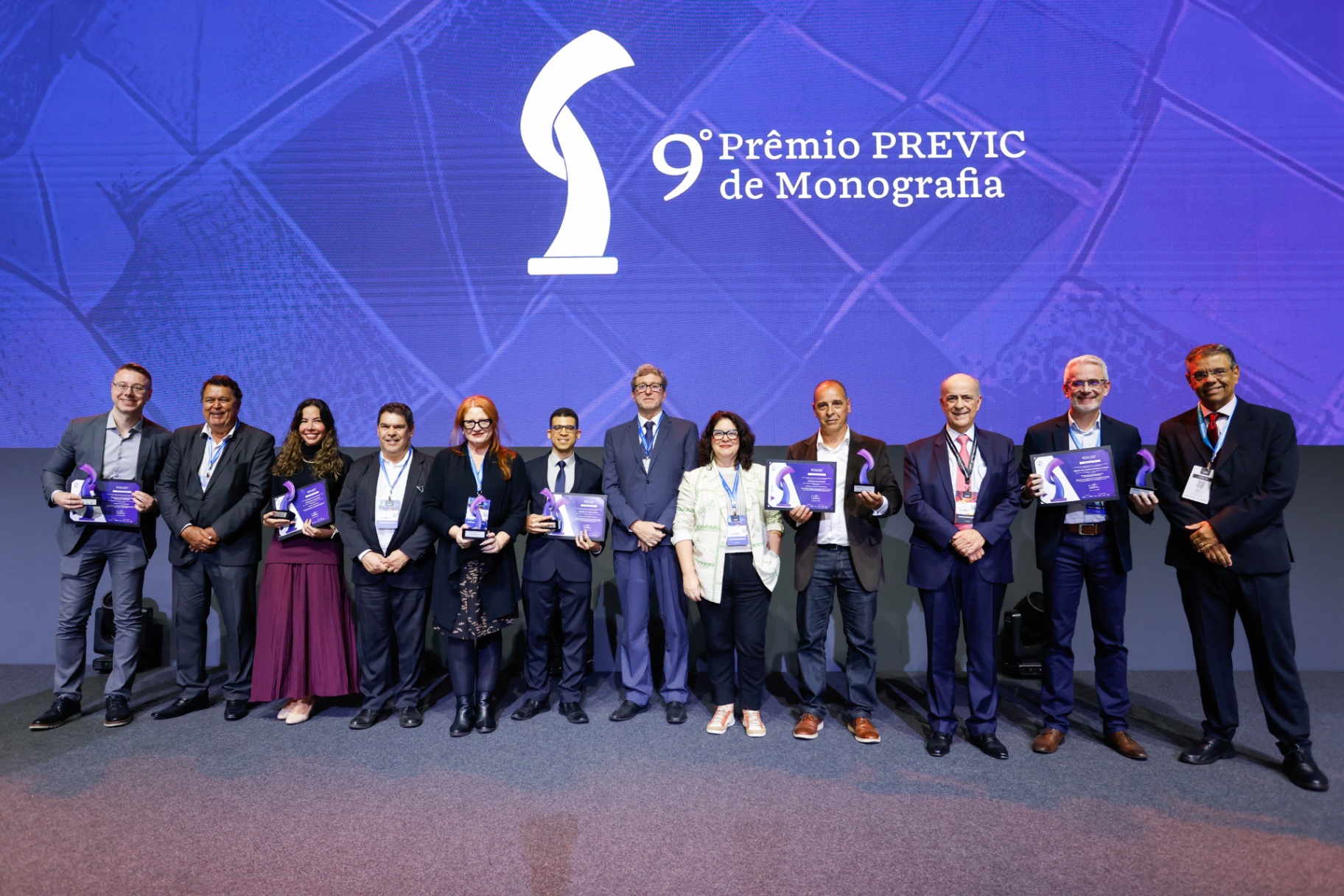 Premiados da 9ª edição do Prêmio PREVIC de Monografia no palco