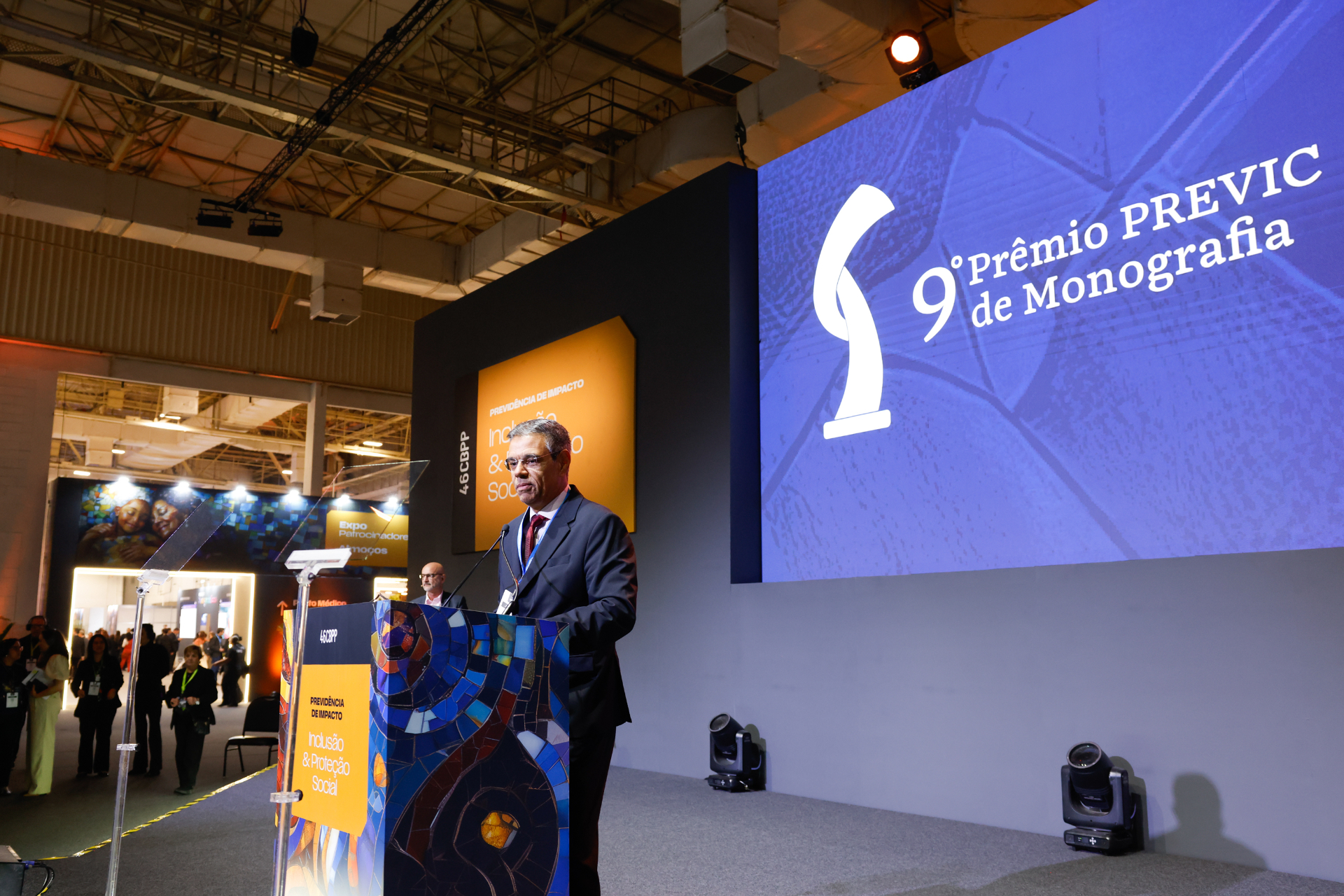 Palestrante no palco do Prêmio PREVIC de Monografia